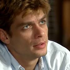 Após show de arrogância, Daniel cai em armação de Olavo