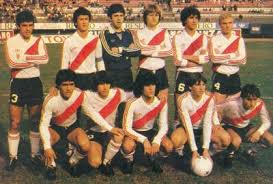 Pasa que el otro día vi a alex caniggia sacando cornalitos del aceite con un. River 1983 En Una Baldosa