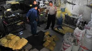 Pabrik mie lidi, sidoarjo, jawa timur, indonesia. Bpom Gerebek Pabrik Mie Basah Berformalin