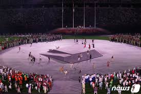 Jun 30, 2021 · 한국 영화인 가운데 칸 영화제 폐막식 시상자로는 2017년 심사위원이었던 박찬욱 감독이 무대에 섰으며, 배우로는 이병헌이 처음이다. 54qkklearxfwcm