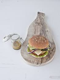Fai delle polpette di medie dimensioni ed appiattiscile con il palmo della mano. Veggie Burger Di Quinoa Zucchine E Lenticchie