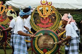 Rebana ubi sering digunakan saat upacara pernikahan, selain itu rebana ubi juga digunakan sebagai alat komunikasi sederhana pada zaman itu gambus adalah alat musik petik seperti mandolin yang berasal dari riau. Rebana Ubi