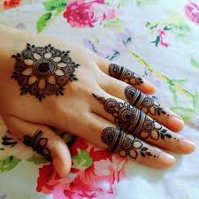 Artisid Maryam Posted On Their Instagram Profile Classic Mandala Henna For More Such Designs Follow Me Artisid Mar In 2020 Mehndi Designs Henna Henna Hand Tattoo