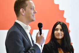 Anders holmberg gästas av vänsterpartiets ledare nooshi dadgostar. Nooshi Dadgostar Foreslas Som V Ledare Har Stora Planer For Partiet Syre