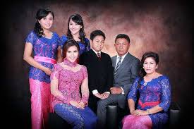  5 Tips Dan 21 Referensi Pose Foto Keluarga Di Studio Mrfdn Sepuluh Makna Penting Keluarga Dalam Kehidupan Manusia Oleh Cahyad Foto Keluarga Pakaian Formal Pose