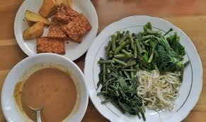 Tumis bumbu halus, daun salam, lengkuas, dan serai sampai harum. 6 Resep Masakan Rumahan Dengan Bumbu Kacang Buat Kamu Yang Katanya Siap Melepas Masa Lajang