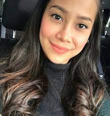 Drama bersiri titian cinta memang cukup trending di kaca televisyen dan mendapat tempat di hati penonton hingga mencatat rating 11 juta penonton. Farah Nabilah Photos News And Videos Trivia And Quotes Famousfix