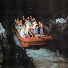 Σε άγνωστα νερά, piráti z karibiku: Riders Go Down The Waterfall Drop On Pirates From The Pirates Of The Caribbean Storybook Disneyland History Disneyland Vintage Disneyland