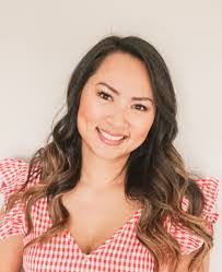 Amy Lea's Instagram, Twitter & Facebook