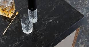 Un Plan De Travail En Quartz Noir Pour Une Cuisine Tres Chic Des Plans De Travail Pour Tous Les Styles De Cuisine Elle Decoration Plan De Travail Cuisine Plan De Travail Quartz Plan De Travail En Pierre