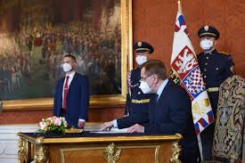 Ministr zdravotnictví petr arenberger (za ano) minulý týden sice uvedl, že by se budeme ale muset zrychlit, jinak by se nám hromadily vakcíny v lednici, a to určitě nechceme, poznamenal arenberger. Kdo Je Ministr Arenberger Predni Dermatovenerolog Ktery Ma Za Manzelku Finalistku Miss Politika Zpravy Prazska Drbna Zpravy Z Prahy