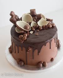 Kinder Valukakku Eli Drip Cake Synttareille Tekila S Bakery Recipe Cake Drip Cakes Candy Bar Cake