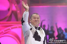 Born 14 april 1953) is a hong kong actor, film director, producer, and television host, best known for hosting the variety show super trio series on the hong kong television network tvb over 18 years. æ›¾å¿—å‰ éš±å½¢çš„å¦ä¸€åŠ åˆ†å±…20å¤šå¹´å¦»é©šå‚³é€ä¸– å¨›æ¨‚ ä¸­æ™‚æ–°èžç¶²
