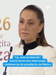 AMLO se burla de Enrique Krauze y la monarquía