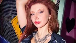 Manifest grubunun üyesi Mina Solak kimdir? Nereli? Kaç yaşında? Gerçek  mesleği ne?