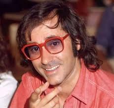 Pigro" di Ivan Graziani ha una durata di due minuti e mezzo ma tanto basta  per entrarti in testa e non uscire più con un travolgente giro di chitarra,  il classico timbro