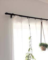 アントリースタッフの自宅から アイアンカーテンレールをご紹介 白いリネンのカーテンによく合います アイアンの他には真鍮のカーテンレールもありますよ どちらもオリジナルブランド genuine のもの 詳細はウェブストアのカテゴリー パーツ 手摺り カーテン