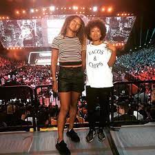 一方の大坂なおみ選手は足が隠れるくらい大きめに着てドレスを一番強調しています。 普通はモデルが着ているような着こなしを真似するものですが、 大坂なおみ選手は自分らしく、着こなしています。 うーん、さすがファッショニスタです。 まとめ ãƒ†ãƒ‹ã‚¹ç•Œã®ãŠã—ã‚ƒã‚Œã‚¯ã‚¤ãƒ¼ãƒ³ å¤§å‚ãªãŠã¿é¸æ‰‹ã®ç§æœã‚³ãƒ¼ãƒ‡best12