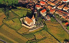 Le Village D Hunawihr Et Son Eglise Fortifiee Photo Tristan Vuano Village Francais Photo Aerienne Beaux Villages