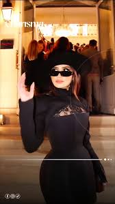 أحدث ظهور للفنانة مي عمر من قلب أسبوع الموضة في باريس 🇫🇷👗 بإطلالة أنيقة  خطفت الأنظار خلال حضورها حفل افتتاح المقر الجديد لدار Roger Vivier ضمن  فعاليات Paris Fashion Week 🌟 كالعادة