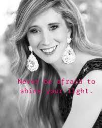 Lori Macneil's Instagram, Twitter & Facebook