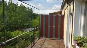 Der katzenschutz auf dem balkon ist nicht so kompliziert zu befestigen und ist auch nicht teuer und gibt deiner katze neue möglichkeiten, großen spaß zu haben und gleichzeitig langeweile vorzubeugen. Balkon Mit Katzennetz Ohne Bohren Katzennetze Nrw Katzensicherheit Vom Experten