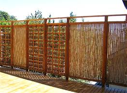 Tekstur yang dimiliki kayu ini agak kasar ketika diraba sedangkan cukup mengkilap ketika dilihat mata karena kayu ini memiliki tingkat kilau yang pagar adalah suatu objek yang terletak pada bagian depan rumah sehingga disana harus sangat anda perhatikan dengan baik. 40 Ide Desain Pagar Bambu Unik Sederhana Rumahku Unik