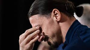 Ibrahimovic was named in the fifa fifpro world xi in 2013 and has been selected in the uefa team of the year on four occasions. Tranen Im Auge Zlatan Ibrahimovic Und Seine Kinderschar Kicker