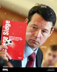 Le journaliste canadien Declan Hill pose avec son dernier livre "ichere de  siège. Fussball und Verbrechen organiziertes Fußballspiele manipuliert oder  wie werden" (Canadian title : "La correction : le soccer et le