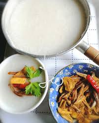 Basuh beras dan masak nasi dengan air dan ikan bilis, sotong kering serta daging cincang / tulang. Bubur Nasi