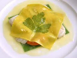 Gualtiero marchesi, classe 1930, assieme ad angelo paracucchi è considerato il fondatore della un classico esempio della cucina timbrica è poi la scomposizione del raviolo, ossia il raviolo aperto. The Best Chef Raviolo Aperto By Gualtiero Marchesi Facebook
