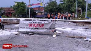 Check spelling or type a new query. Mulai Hari Ini Perlintasan Kereta Api Jalan Pahlawan Lamongan Ditutup Total Times Indonesia