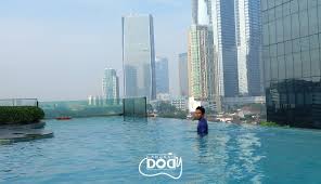 Itulah beberapa hotel dengan kolam renang luas di jakarta, tunggu apa lagi yuk segera berenang di sana! Manhattan Jakarta Punya Kolam Renang Yang Berbeda Langkah Dody