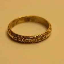 Surfer reunited with wedding ring thanks to stranger with metal detector. Metal Detecting Find Gold Mourning Ring Early 18c Inscribed Inside Die To Live Eternally Medieval Jewelry Mourning Jewelry Metal Detecting Finds