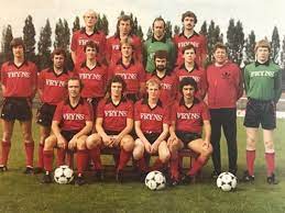 La performance de van moer va également crescendo à anvers et il est rapidement devenu diable rouge après seulement une saison. Vz4hqyvkhqg8wm