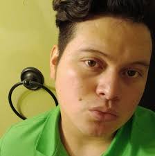 El multimillonario dueño del Nottingham Forest, tiene un IPhone 7 con  auriculares de cable en 2025. COSAS DE BILLONARIOS.📷😱🔝🔥