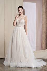 Standesamtkleider ► kurz, lang & vielseitig kombinierbar ✓ finde dein brautkleid fürs standesamt hier bei küssdiebraut & ganz nach deinem geschmack! Wandelbares Brautkleid Im Fit And Flare Schnitt Mit Optionalem Uberrock Im Prinzess Stil Funkelnden Stickereien Und Tattoo Effekt Von Justin Alexander Signature Modell 99086 Dahlia Heiraten Mit Braut De