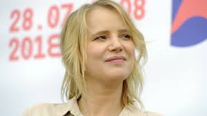 Alicja (joanna kulig) says she doesn't worry — even about not using condoms — because the only other women the men sleep with are their wives. Joanna Kulig I Brad Pitt Na Wspolnym Zdjeciu Aktorka Podkresla Ciazowe Ksztalty Magazyn Rmf Fm
