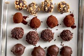 A L Occasion De Noel Nous Vous Montrons Comment Preparer Des Truffes Maison Chocolate Truffles Easy Homemade Truffles Truffle Recipe Chocolate