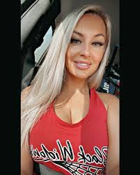 Lara Grimes's Instagram, Twitter & Facebook