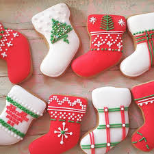 Christmas wreath cookies are sugar cookies decorated with royal icing. Carapice Creativecookies Handpiping Handmade Christmas Christmasgift Bymeacook Christmas Cookies Decorated Diy Christmas Cookies Christmas Sugar Cookies