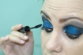 Se il blu del nostro vestito è particolarmente acceso e non troppo scuro, la moda consente ed incoraggia anche l'abbinamento con il nero. Tutti I Segreti Per Un Perfetto Make Up Con Il Colore Blu Supereva