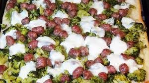 La pizza con broccoli e acciughe è un lievitato salato molto saporito preparato con un impasto della pizza semi integrale condito con broccoli saltati in padella, acciughe e cubetti di mozzarella. Pizza Broccoli E Salsiccia Impasto Semplice E Veloce Youtube