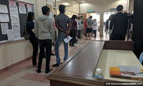 Kami check in lambat, namun kami mudah untuk berurusan dengan petugas di kaunter. Malaysiakini Ramai Orang Tak Jaga Jarak Kompleks Mahkamah Pj Sesak
