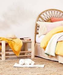 Set the table with these wood and rattan placemats for a warm, summer tablescape. Quel Chevet Ou Table De Nuit Pour Quelle Surface De Chambre