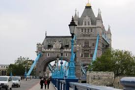 The bridge crosses the river thames close to the tower of london and is. Tower Bridge Sehenswurdigkeiten London