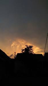 Kali ini aku mau ngasi kalian referensi lagu estetik yang gak banyak orang orang tau lagunya,, padahal enak banget didenger, aku sih suka. Sunset Estetika Langit Fotografi Alam Pemandangan Khayalan