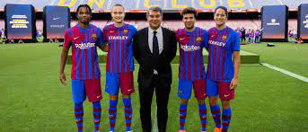 Proprio le strisce verticali sono un omaggio alla città catalana, visto che le dieci bande rappresenteranno i dieci distretti. Maglia Barcellona 2021 2022 Nike Omaggia Lo Stemma Blaugrana