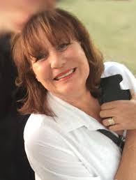 Leslee Moore's Instagram, Twitter & Facebook