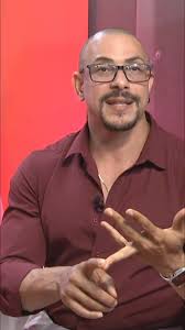 El actor ecuatoriano Roberto Manríquez, conocido por telenovelas como: 'Sin  senos sí hay paraíso' confesó que es homosexual, y que la mayoría de su  círculo íntimo lo sabe. Sin embargo, había algo